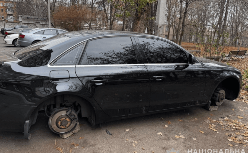 All wheels were removed from the car: police in Dnipro tracked down and arrested the suspect.